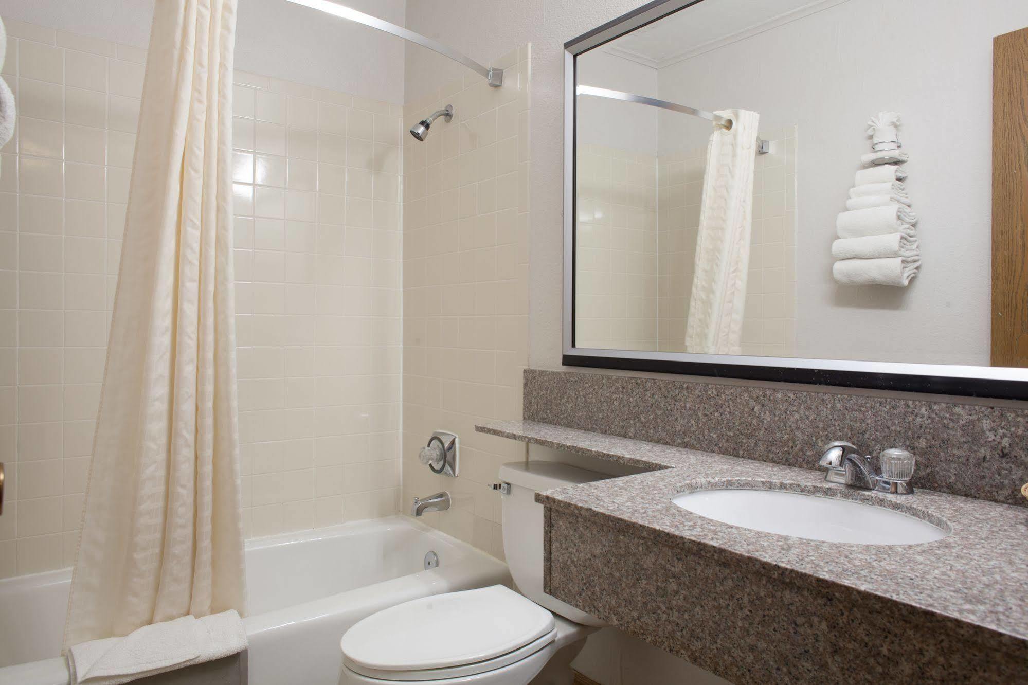 Heartland Inn Coralville Ngoại thất bức ảnh